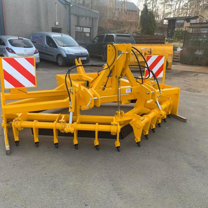 3m Gravel Road Grader with rear lights and marker boards